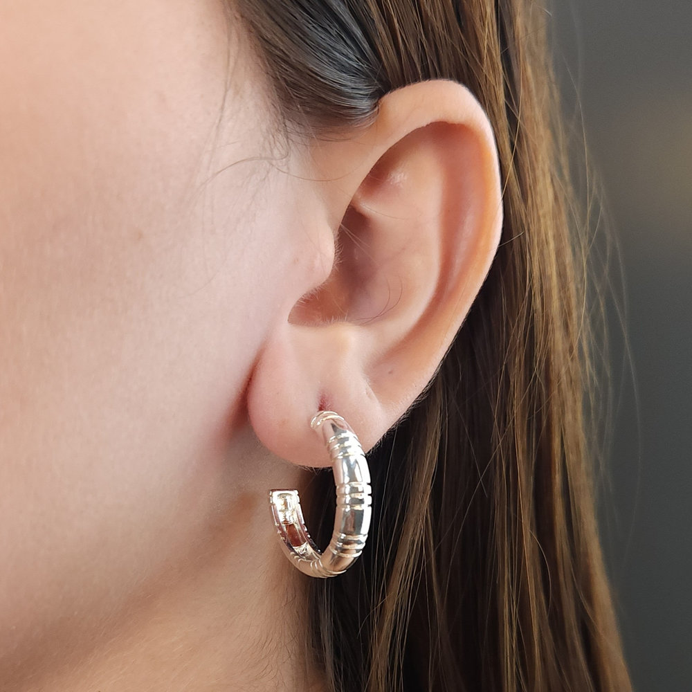 Brinco argola detalhado fios lisos