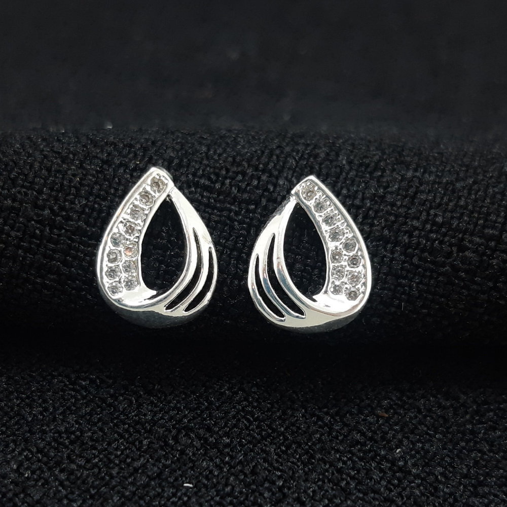 Brinco gota cravejado com fios vazados