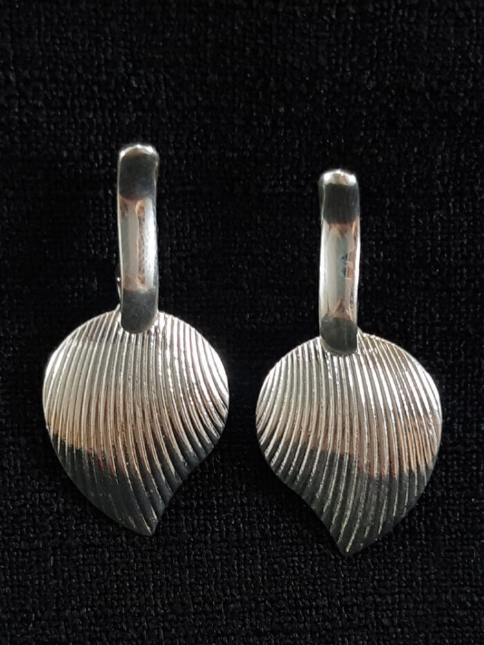 Brinco ba base curvado com pêndulo folha detalhado