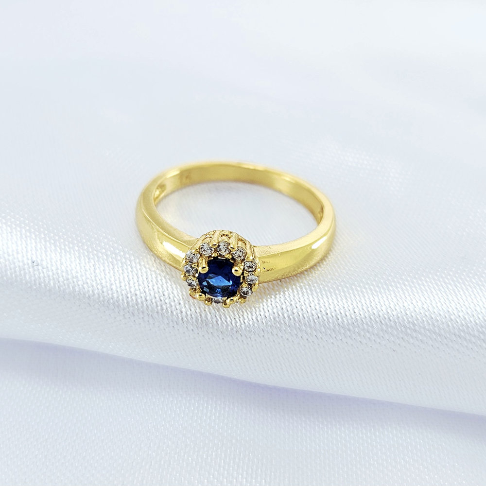 Anel pedra azul escuro borda cravejado