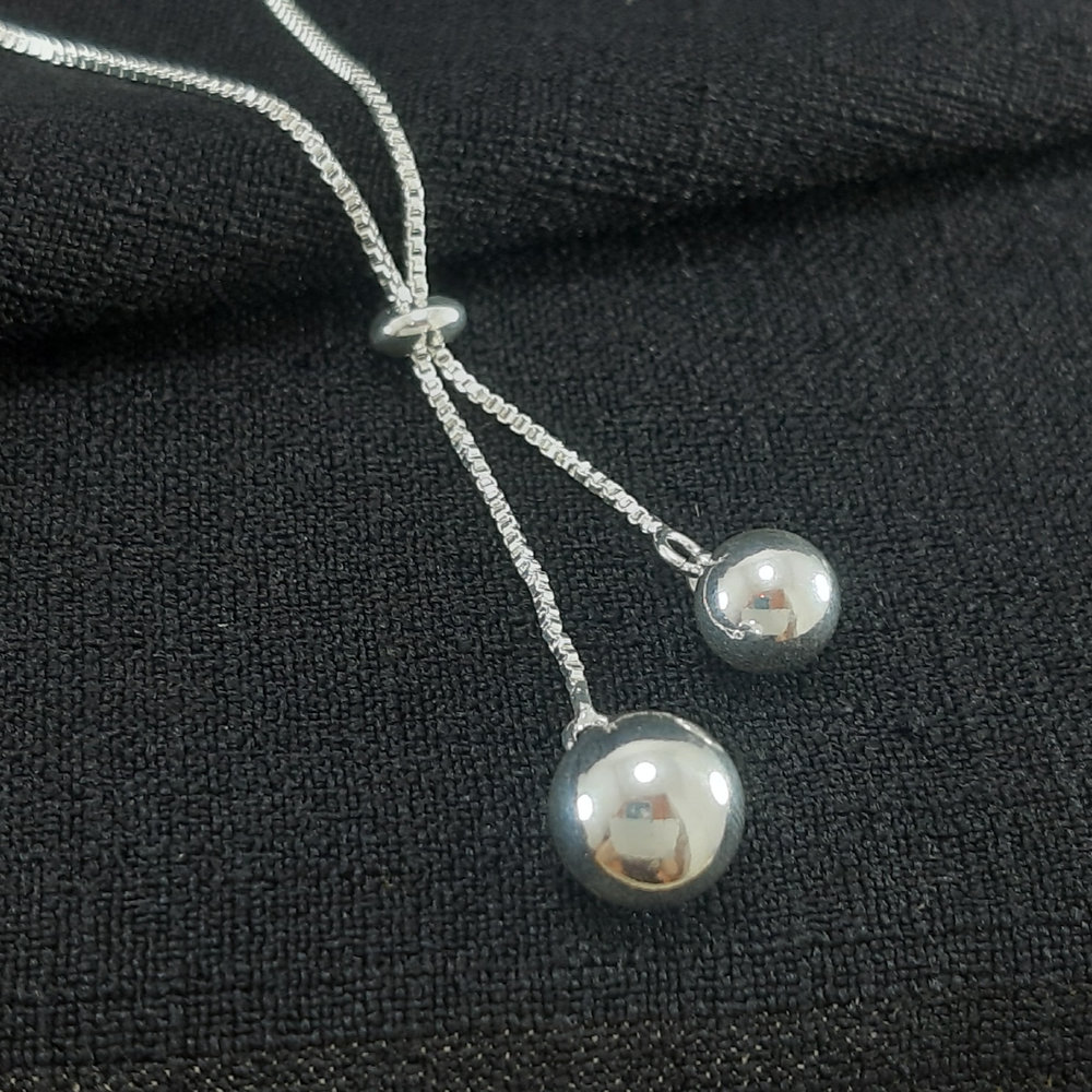 Gravatinha veneziana com bolas prateada dupla