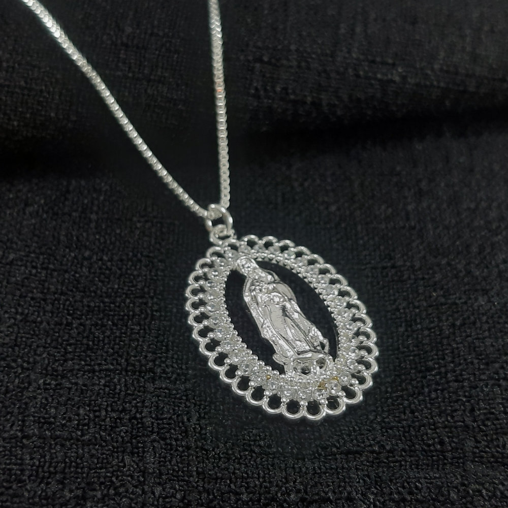 Gargantilha N.S Guadalupe fio cravejado detalhado ao redor