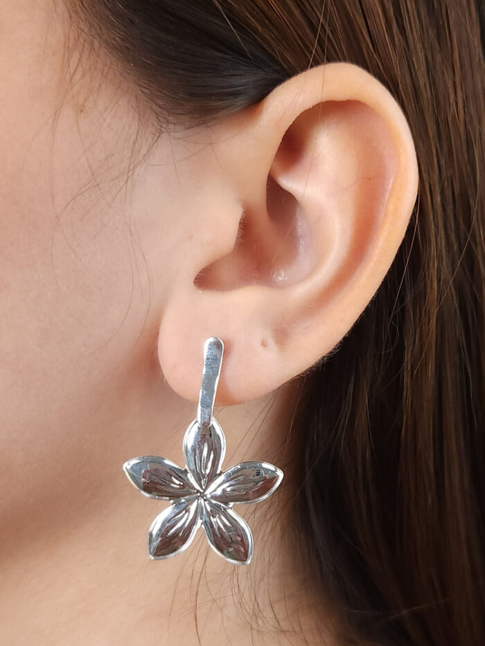 Brinco base prateada com flor pêndulo