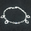 Pulseira infantil com olho grego e corações vazados