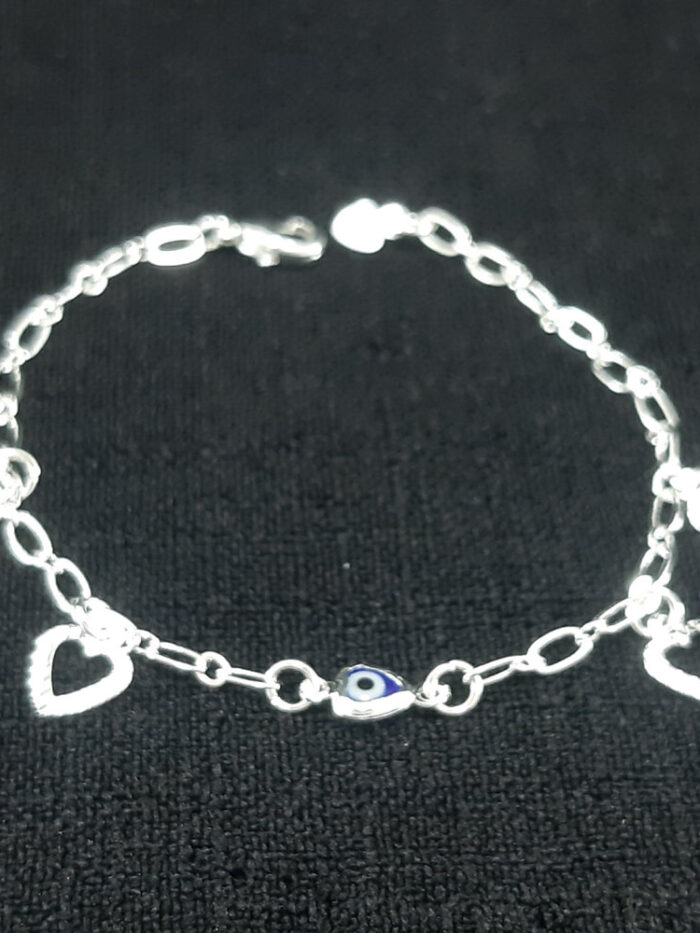 Pulseira infantil com olho grego e corações vazados