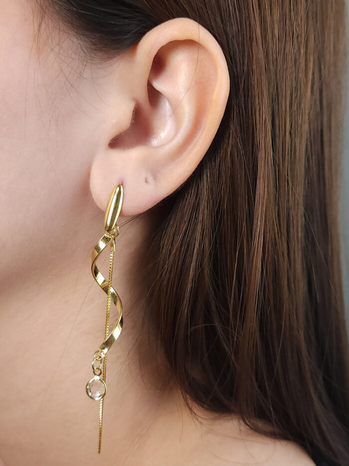 Brinco fio torcido liso com ponto de luz