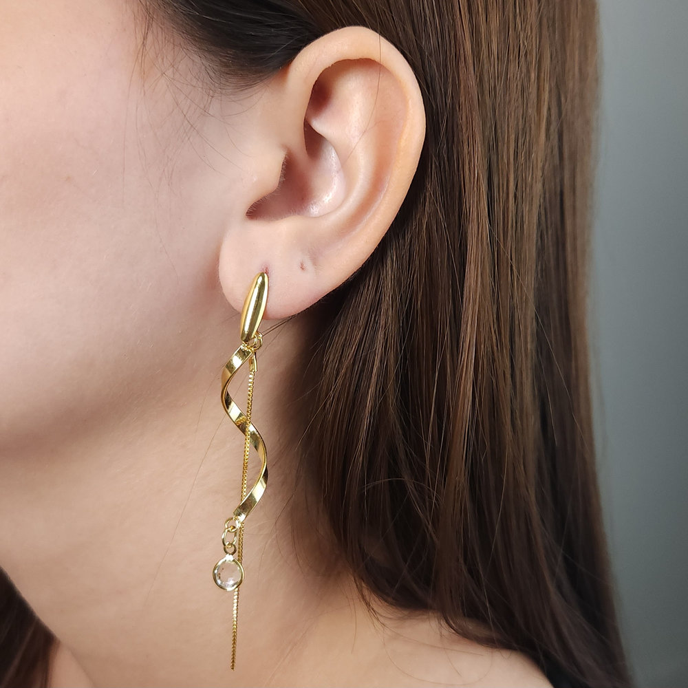 Brinco fio torcido liso com ponto de luz