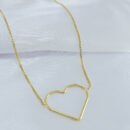 Gravatinha regulável com coração vazado dourado