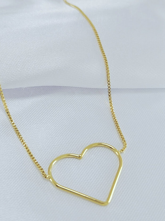 Gravatinha regulável com coração vazado dourado