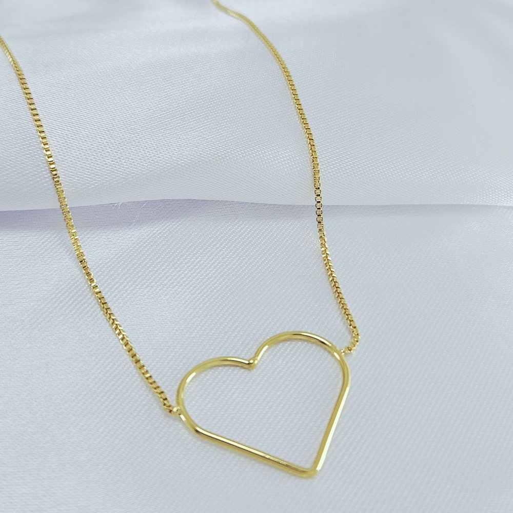 Gravatinha regulável com coração vazado dourado