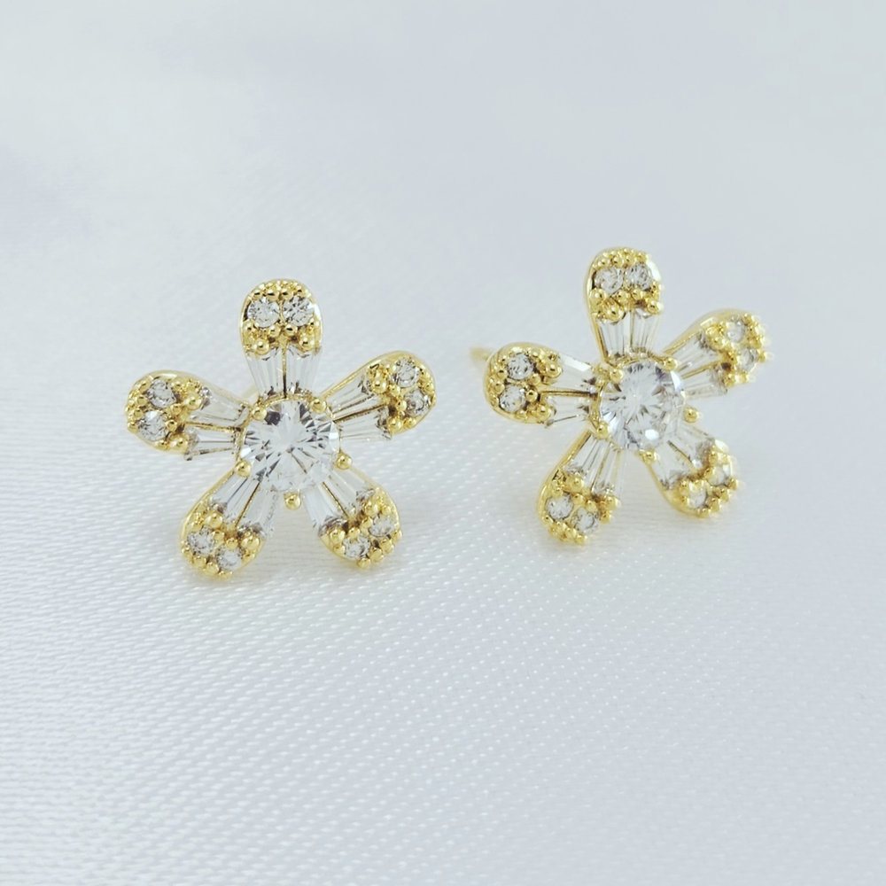 Brinco flor com pedra cristal