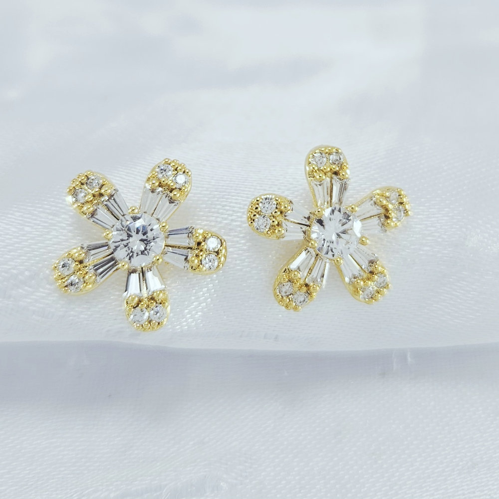 Brinco flor com pedra cristal - Imagem 2