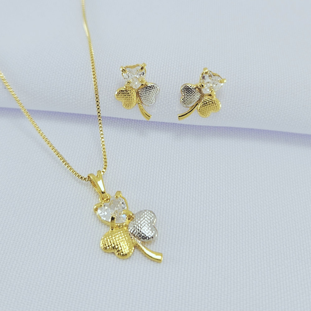 Conjunto flor pétalas com coração