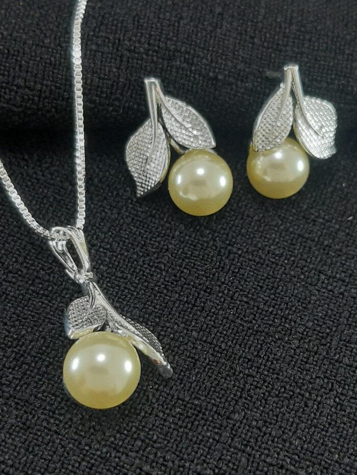 Conjunto folhas detalhadas com perola