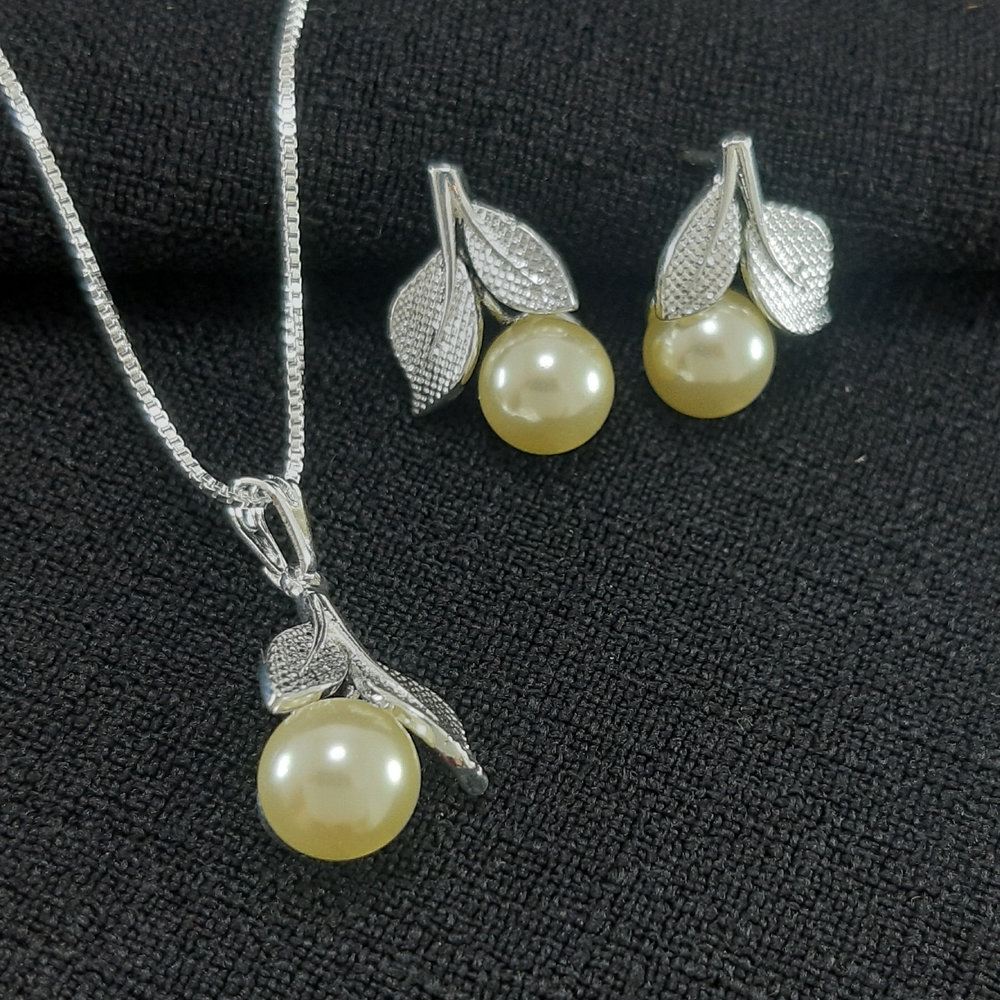 Conjunto folhas detalhadas com perola