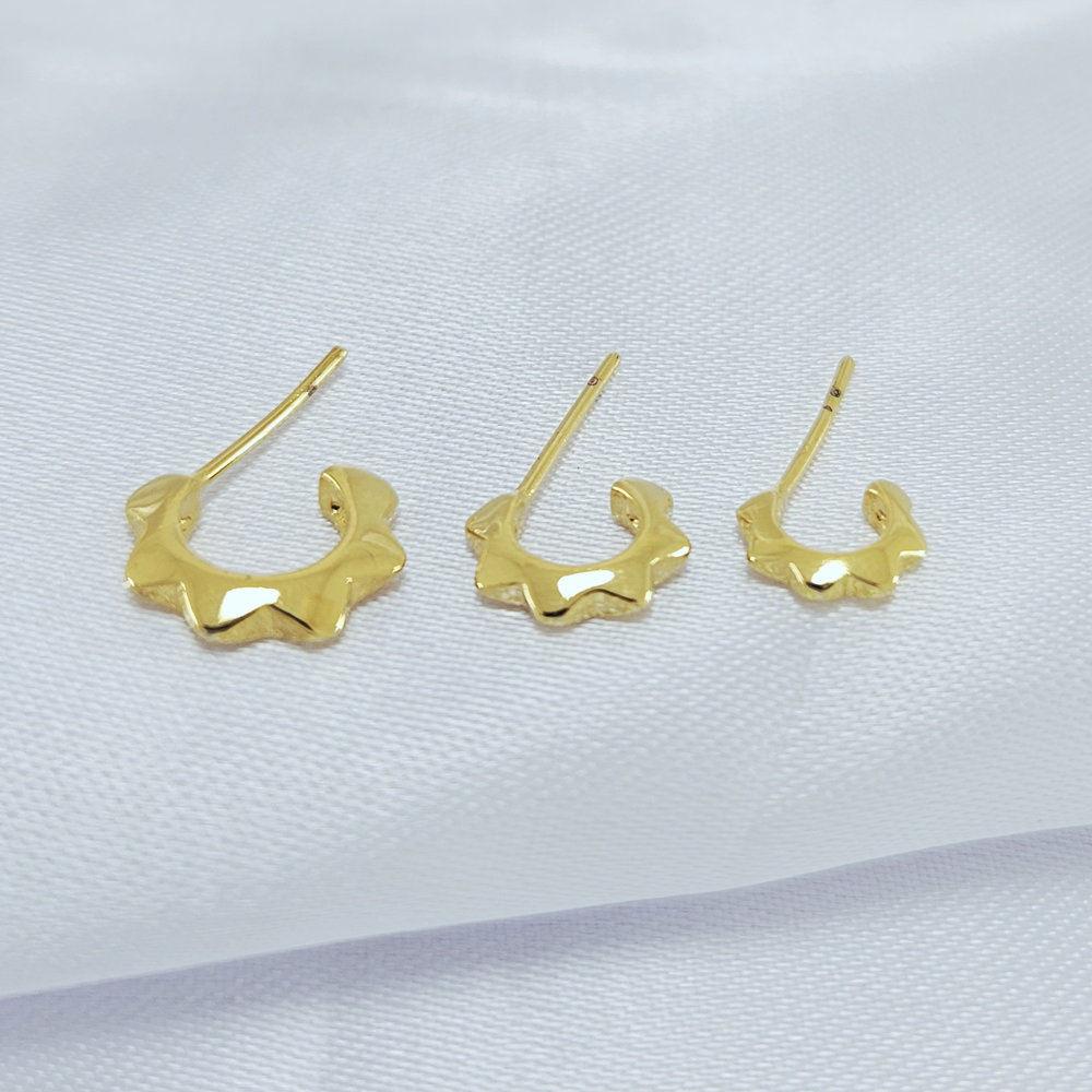 Brinco trio de argola aberto estrela dourado