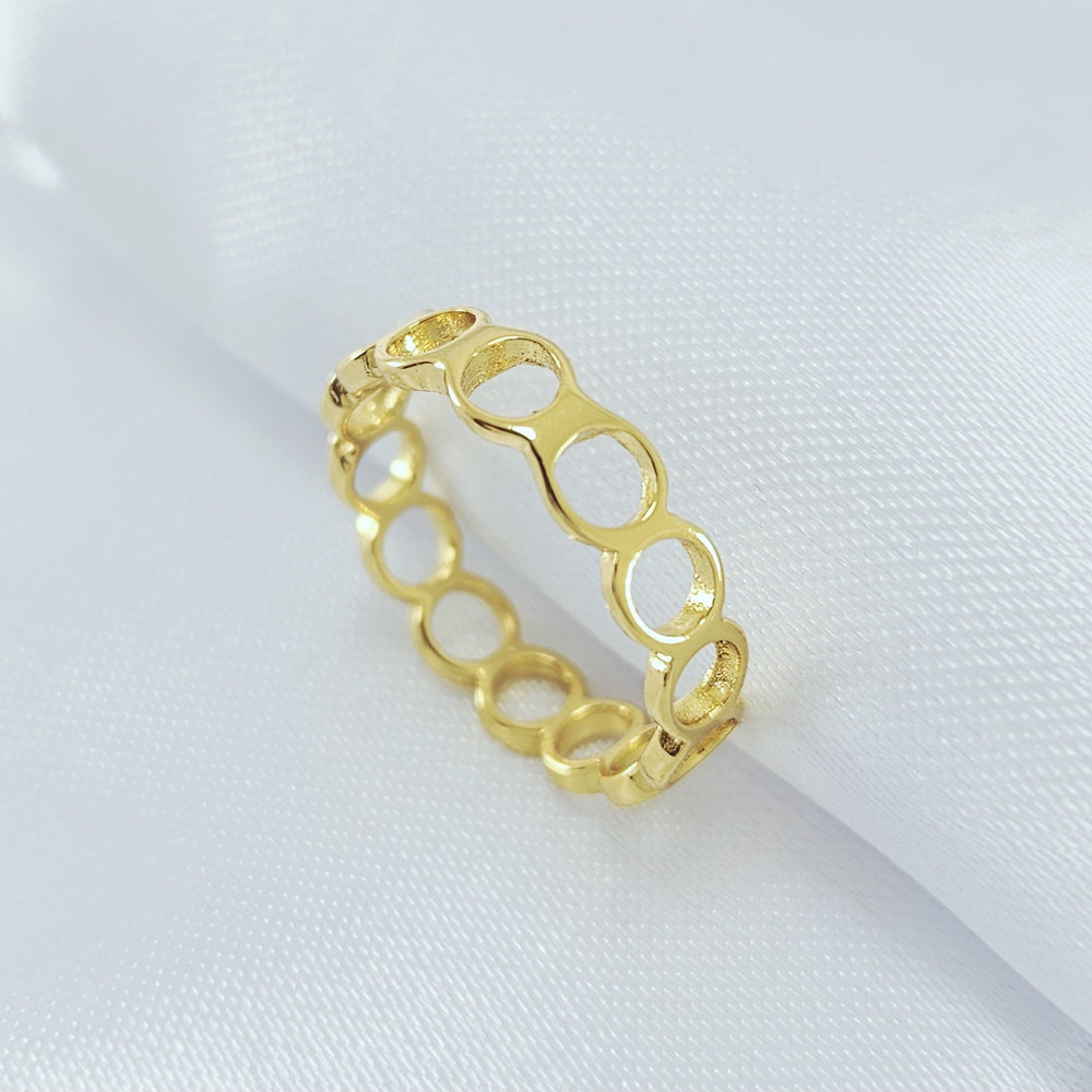 Anel círculo vazado dourado