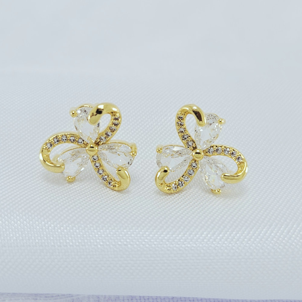 Brinco flor cravejado com pedra cristal