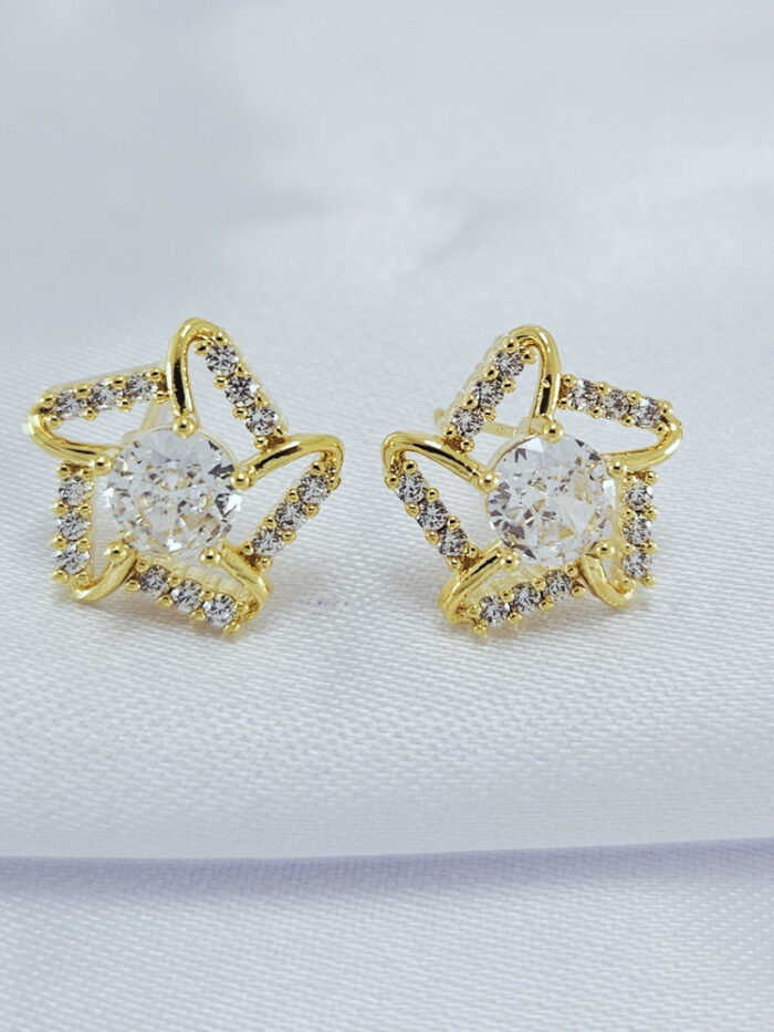 Brinco flor cravejado vazado