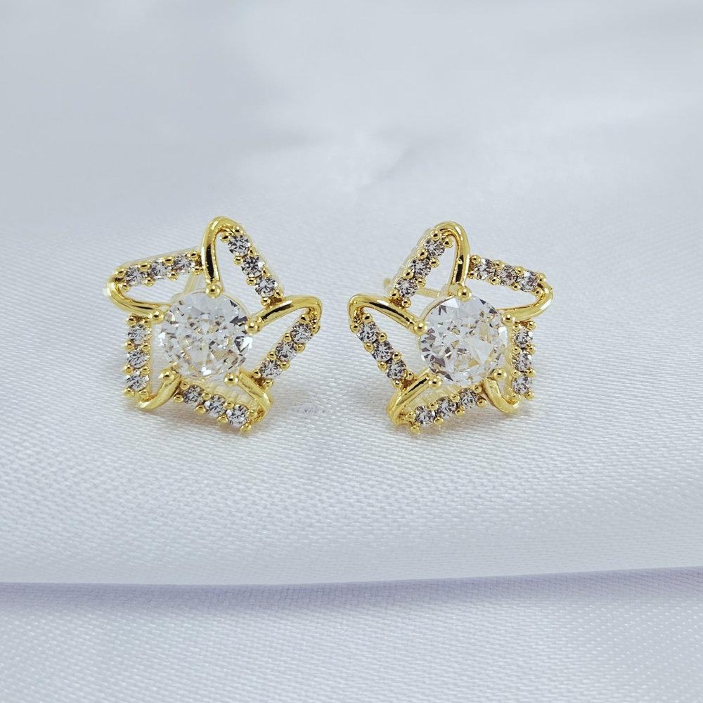 Brinco flor cravejado vazado