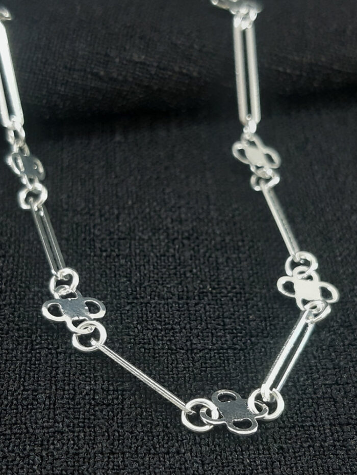 Gargantilha chocker caninho vazado detalhe estilo trevo