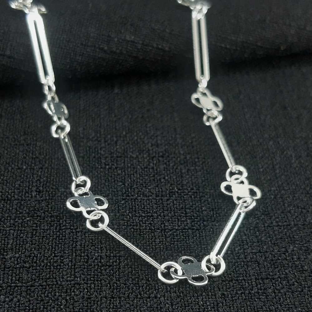 Gargantilha chocker caninho vazado detalhe estilo trevo