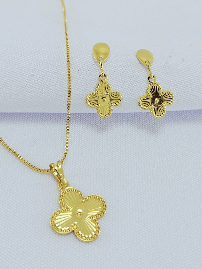 Conjunto trevo detalhado dourado