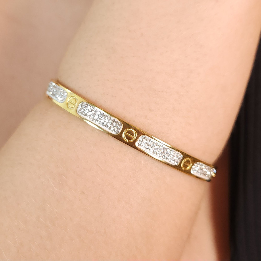 Bracelete fio cravejado detalhe cartier