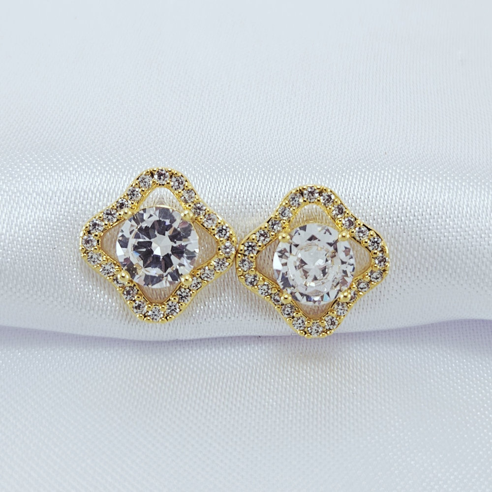 Brinco vazado fio cravejado com pedra cristal