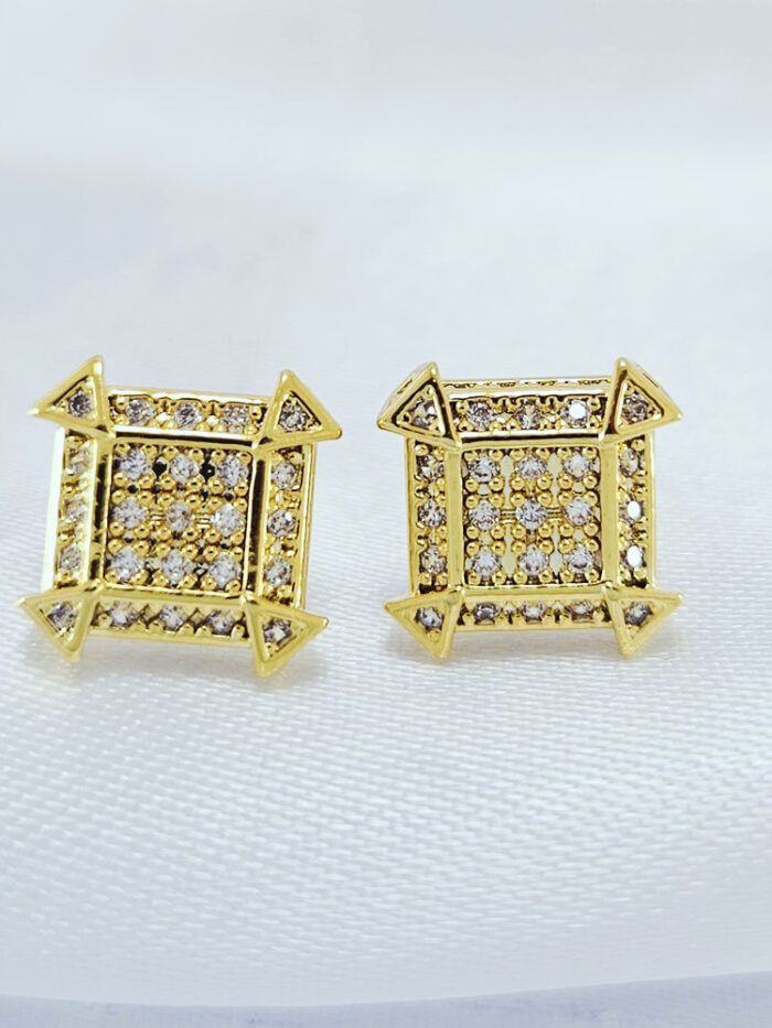 Brinco quadrado cravejado detalhe triângulo