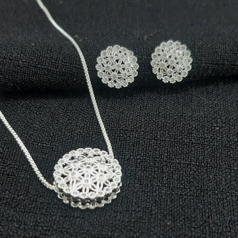 Conjunto flor vazada cravejado