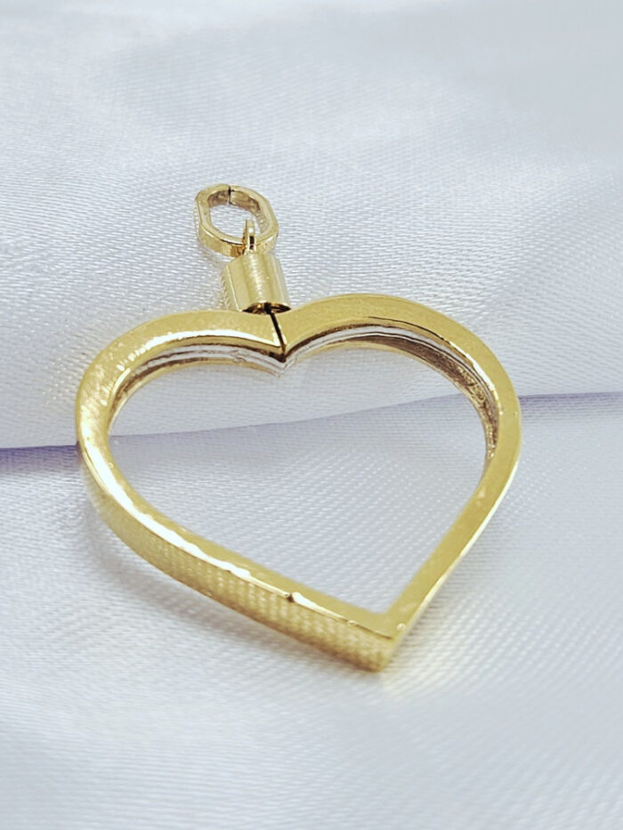 Pingente relicário formato coração