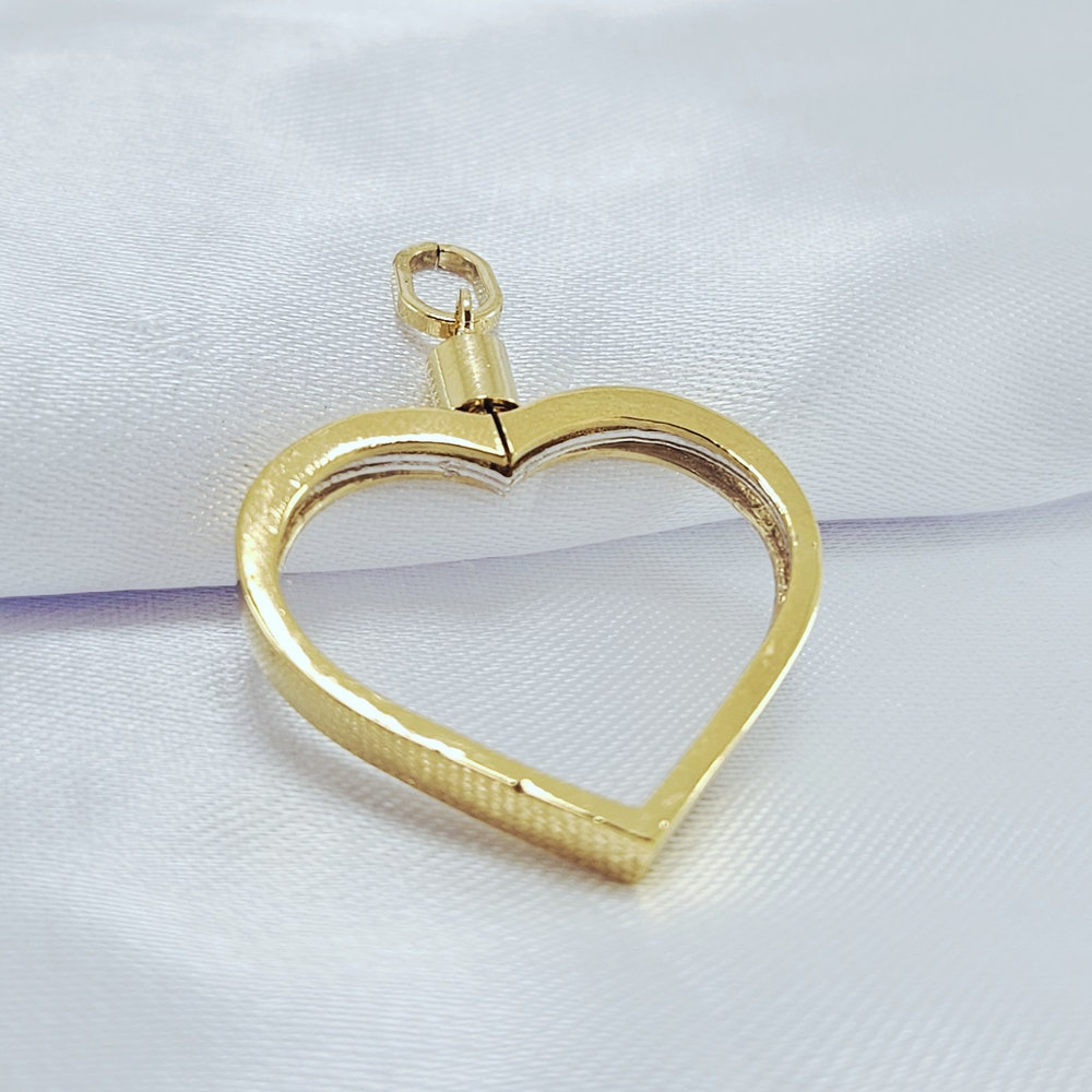 Pingente relicário formato coração