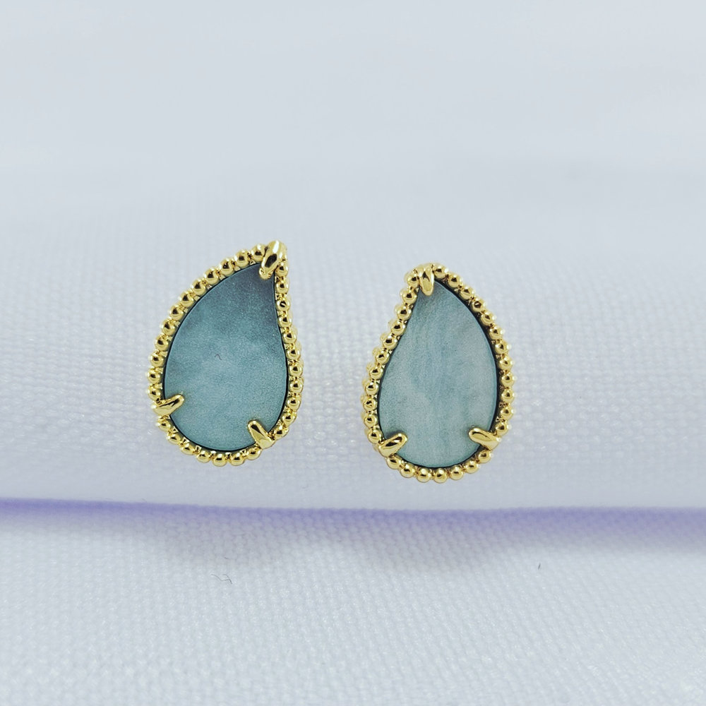 Brinco gota borda detalhado