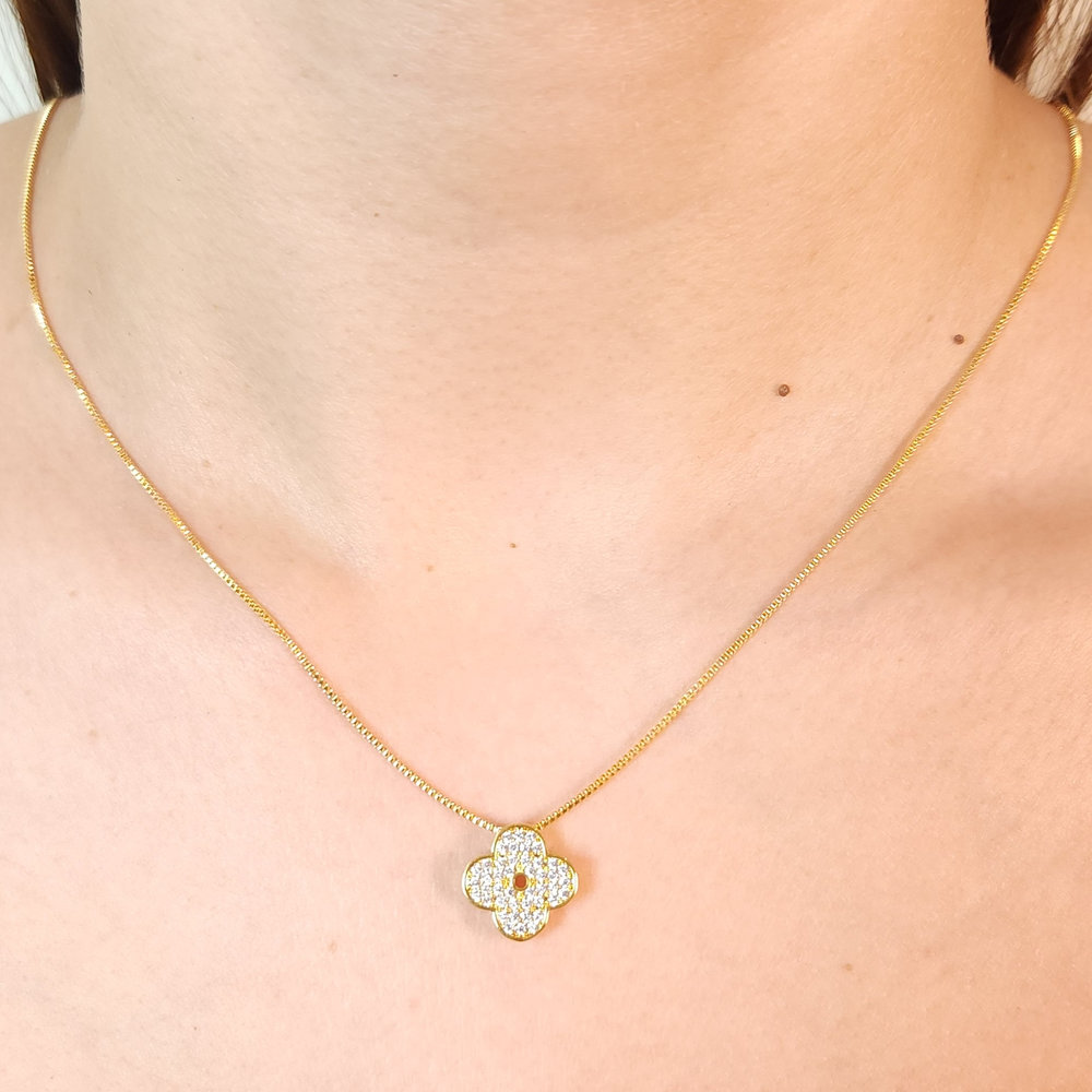 Gargantilha com trevo cravejado