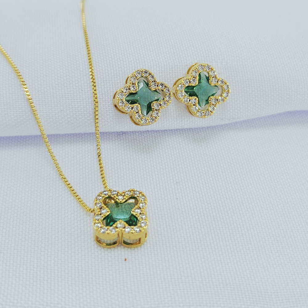 Conjunto trevo pedra verde cravejado