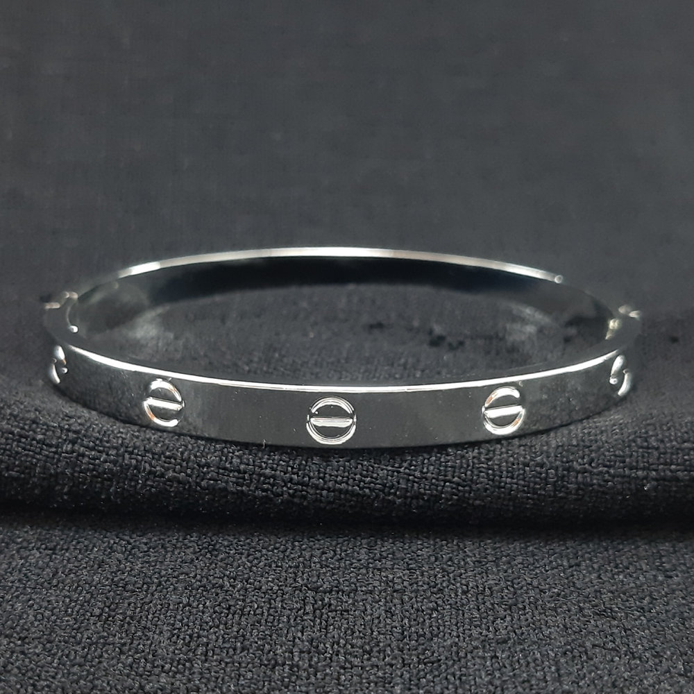 Bracelete com detalhe cartier