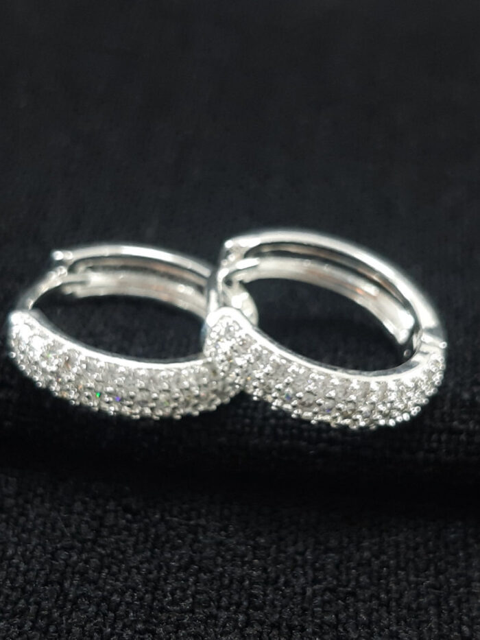 Argola fio cravejado em zircônia