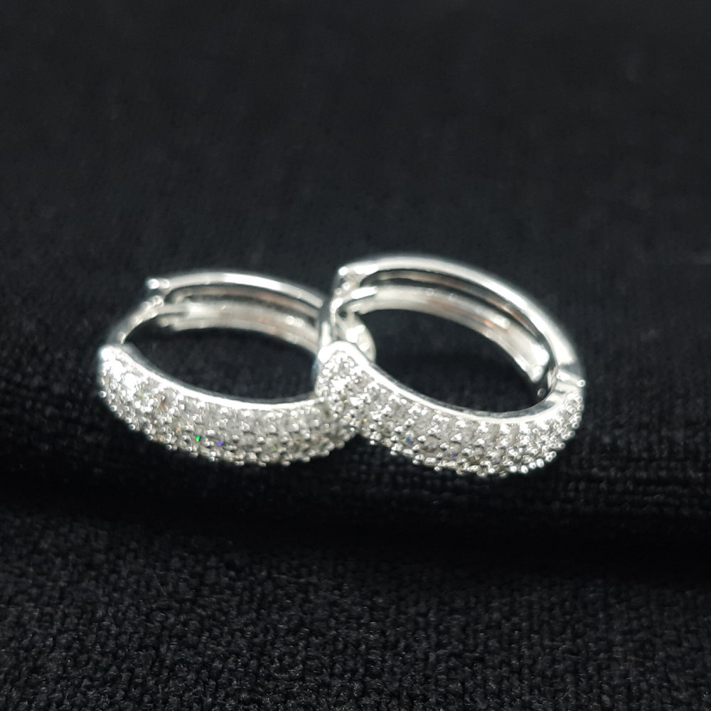 Argola fio cravejado em zircônia