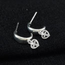 Brinco estilo argola pêndulo coração detalhe cruz