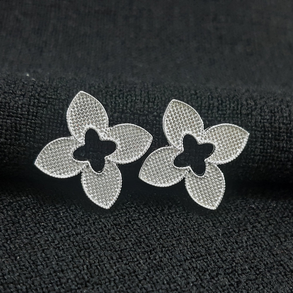 Brinco flor vazado com base detalhada