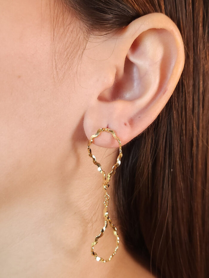 Brinco fios ondulados lisos