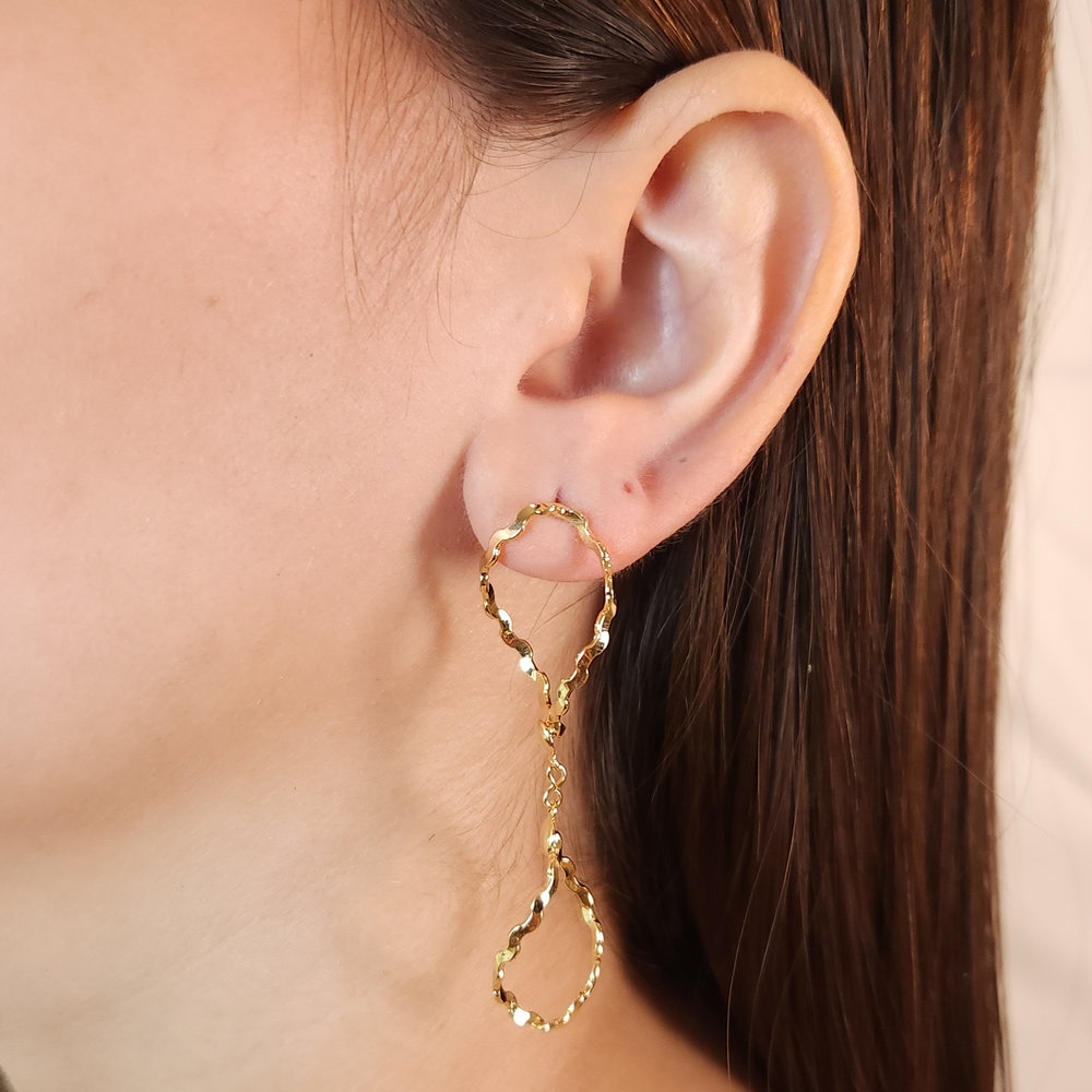 Brinco fios ondulados lisos