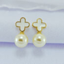 Brinco trevo branco com pérola