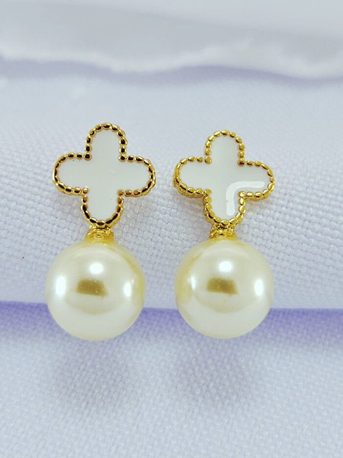 Brinco trevo branco com pérola