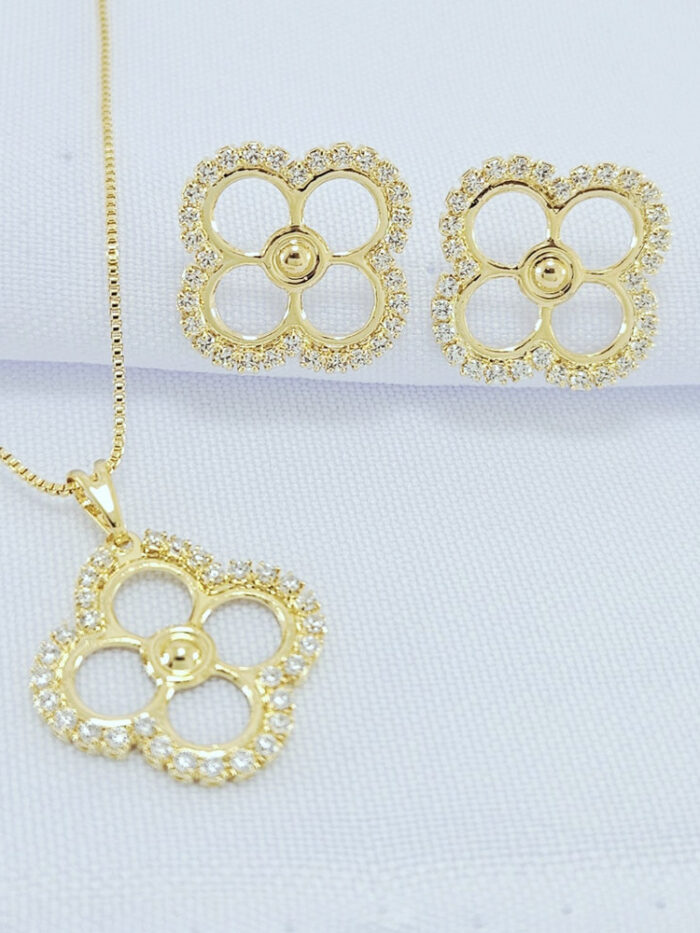 Conjunto trevo vazado borda cravejada