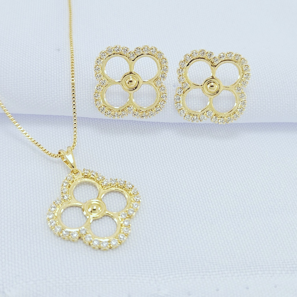 Conjunto trevo vazado borda cravejada