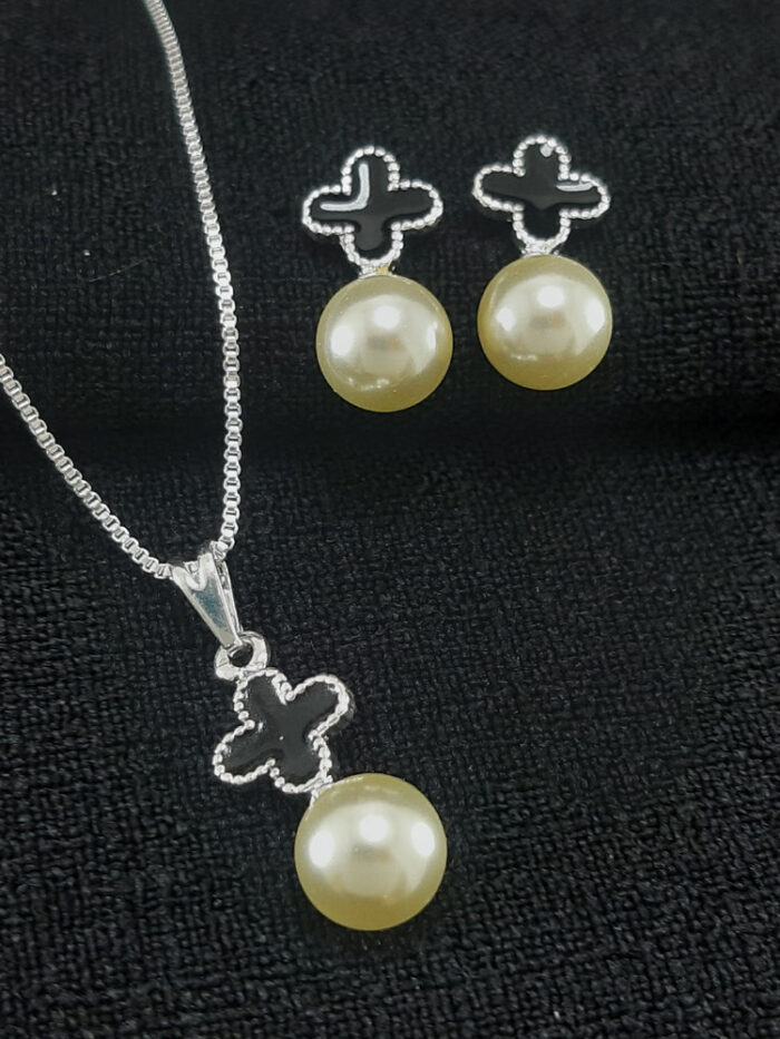 Conjunto trevo preto com pérola