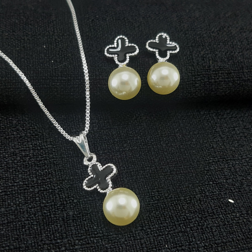 Conjunto trevo preto com pérola