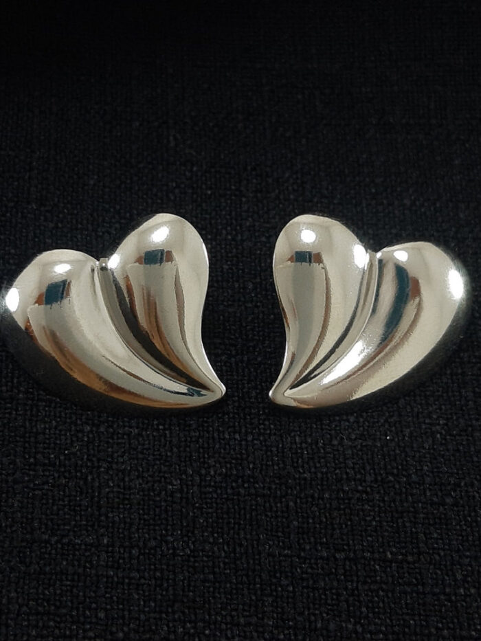 Brinco formato coração liso